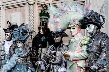 La sfilata dei costumi del Carnevale di Venezia 2026 davanti alla chiesa di San Zaccaria.