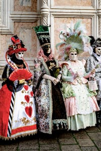 La sfilata dei costumi del Carnevale di Venezia 2026 davanti alla chiesa di San Zaccaria.