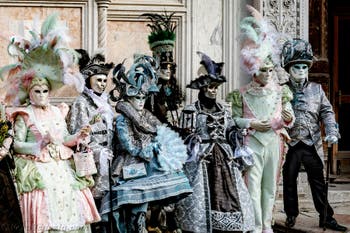 La sfilata dei costumi del Carnevale di Venezia 2026 davanti alla chiesa di San Zaccaria.