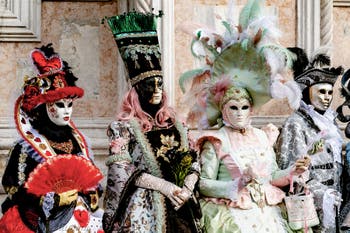 La sfilata dei costumi del Carnevale di Venezia 2026 davanti alla chiesa di San Zaccaria.