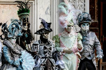 La sfilata dei costumi del Carnevale di Venezia 2026 davanti alla chiesa di San Zaccaria.