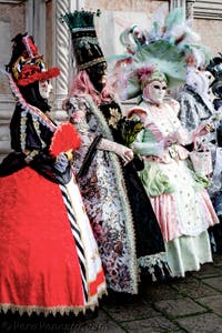 La sfilata dei costumi del Carnevale di Venezia 2026 davanti alla chiesa di San Zaccaria.