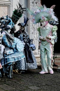 La sfilata dei costumi del Carnevale di Venezia 2026 davanti alla chiesa di San Zaccaria.