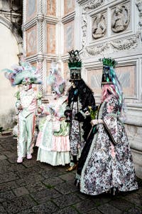 La sfilata dei costumi del Carnevale di Venezia 2026 davanti alla chiesa di San Zaccaria.