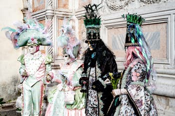 La sfilata dei costumi del Carnevale di Venezia 2026 davanti alla chiesa di San Zaccaria.