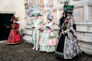 La sfilata dei costumi del Carnevale di Venezia 2026 davanti alla chiesa di San Zaccaria.