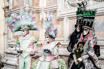 La sfilata dei costumi del Carnevale di Venezia 2026 davanti alla chiesa di San Zaccaria.