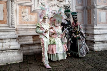 La sfilata dei costumi del Carnevale di Venezia 2026 davanti alla chiesa di San Zaccaria.