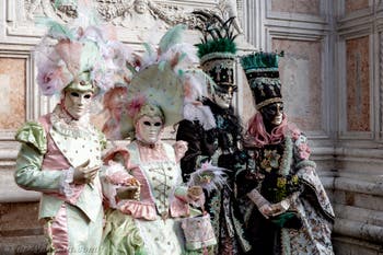 La sfilata dei costumi del Carnevale di Venezia 2026 davanti alla chiesa di San Zaccaria.