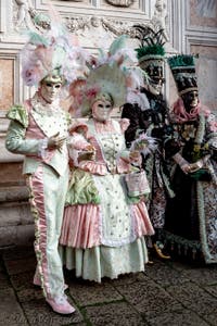 La sfilata dei costumi del Carnevale di Venezia 2026 davanti alla chiesa di San Zaccaria.