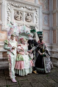 La sfilata dei costumi del Carnevale di Venezia 2026 davanti alla chiesa di San Zaccaria.
