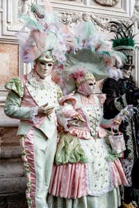 La sfilata dei costumi del Carnevale di Venezia 2026 davanti alla chiesa di San Zaccaria.