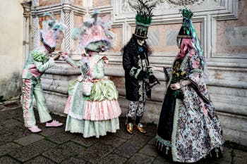 La sfilata dei costumi del Carnevale di Venezia 2026 davanti alla chiesa di San Zaccaria.