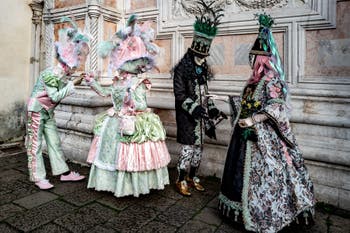 La sfilata dei costumi del Carnevale di Venezia 2026 davanti alla chiesa di San Zaccaria.