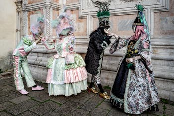 La sfilata dei costumi del Carnevale di Venezia 2026 davanti alla chiesa di San Zaccaria.