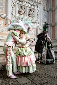 La sfilata dei costumi del Carnevale di Venezia 2026 davanti alla chiesa di San Zaccaria.
