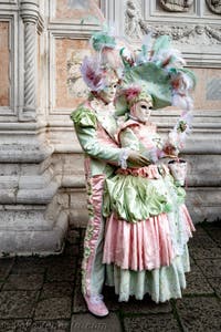 La sfilata dei costumi del Carnevale di Venezia 2026 davanti alla chiesa di San Zaccaria.