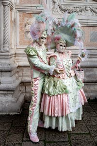 La sfilata dei costumi del Carnevale di Venezia 2026 davanti alla chiesa di San Zaccaria.