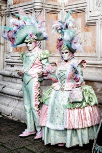 La sfilata dei costumi del Carnevale di Venezia 2026 davanti alla chiesa di San Zaccaria.