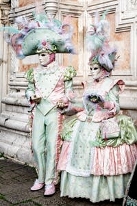 La sfilata dei costumi del Carnevale di Venezia 2026 davanti alla chiesa di San Zaccaria.