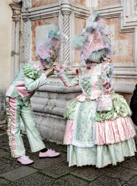 La sfilata dei costumi del Carnevale di Venezia 2026 davanti alla chiesa di San Zaccaria.
