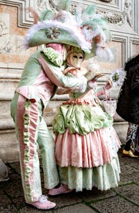 La sfilata dei costumi del Carnevale di Venezia 2026 davanti alla chiesa di San Zaccaria.