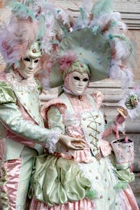 La sfilata dei costumi del Carnevale di Venezia 2026 davanti alla chiesa di San Zaccaria.