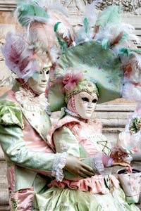 La sfilata dei costumi del Carnevale di Venezia 2026 davanti alla chiesa di San Zaccaria.
