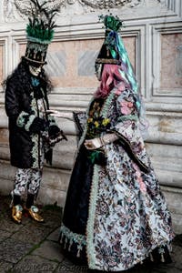 La sfilata dei costumi del Carnevale di Venezia 2026 davanti alla chiesa di San Zaccaria.