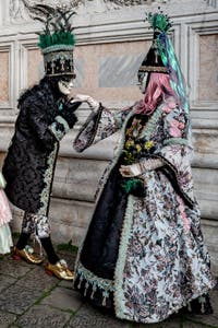 La sfilata dei costumi del Carnevale di Venezia 2026 davanti alla chiesa di San Zaccaria.