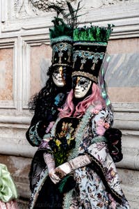 La sfilata dei costumi del Carnevale di Venezia 2026 davanti alla chiesa di San Zaccaria.