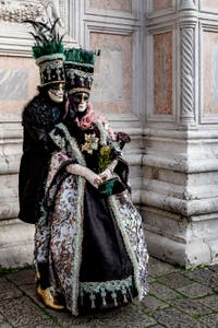 La sfilata dei costumi del Carnevale di Venezia 2026 davanti alla chiesa di San Zaccaria.