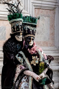 La sfilata dei costumi del Carnevale di Venezia 2026 davanti alla chiesa di San Zaccaria.