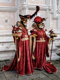 La sfilata dei costumi del Carnevale di Venezia 2026 davanti alla chiesa di San Zaccaria.