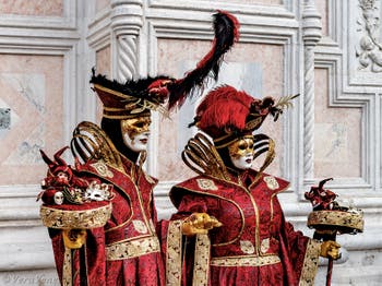 La sfilata dei costumi del Carnevale di Venezia 2026 davanti alla chiesa di San Zaccaria.