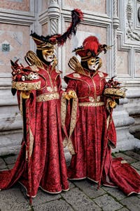 La sfilata dei costumi del Carnevale di Venezia 2026 davanti alla chiesa di San Zaccaria.