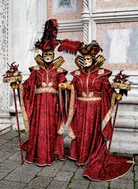 La sfilata dei costumi del Carnevale di Venezia 2026 davanti alla chiesa di San Zaccaria.