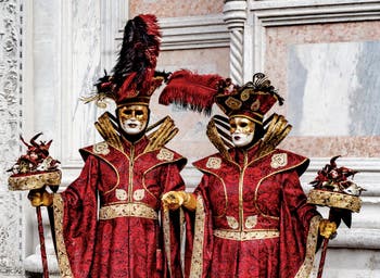 La sfilata dei costumi del Carnevale di Venezia 2026 davanti alla chiesa di San Zaccaria.