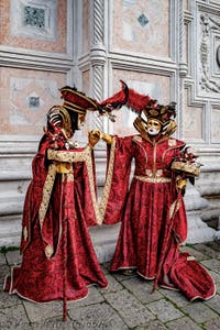 La sfilata dei costumi del Carnevale di Venezia 2026 davanti alla chiesa di San Zaccaria.