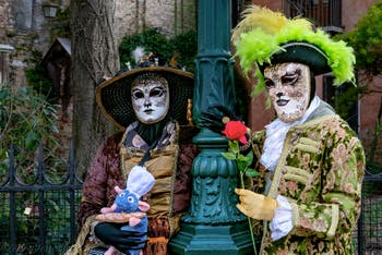 La sfilata dei costumi del Carnevale di Venezia 2026 davanti alla chiesa di San Zaccaria.