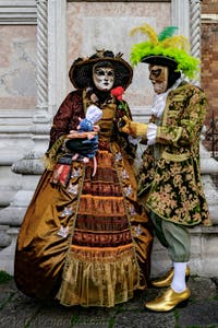 La sfilata dei costumi del Carnevale di Venezia 2026 davanti alla chiesa di San Zaccaria.
