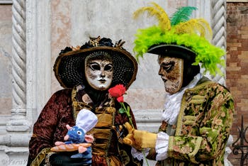 La sfilata dei costumi del Carnevale di Venezia 2026 davanti alla chiesa di San Zaccaria.