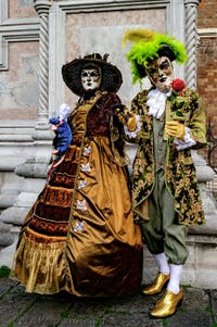 La sfilata dei costumi del Carnevale di Venezia 2026 davanti alla chiesa di San Zaccaria.