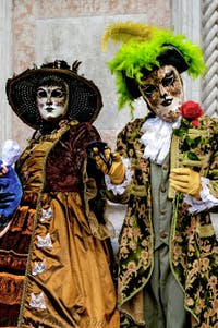 La sfilata dei costumi del Carnevale di Venezia 2026 davanti alla chiesa di San Zaccaria.