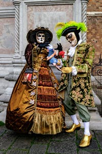 La sfilata dei costumi del Carnevale di Venezia 2026 davanti alla chiesa di San Zaccaria.