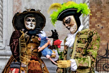 La sfilata dei costumi del Carnevale di Venezia 2026 davanti alla chiesa di San Zaccaria.