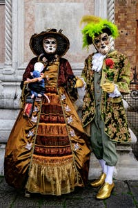 La sfilata dei costumi del Carnevale di Venezia 2026 davanti alla chiesa di San Zaccaria.