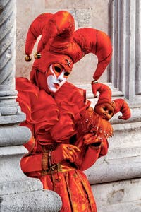 La sfilata dei costumi del Carnevale di Venezia 2026 davanti alla chiesa di San Zaccaria.