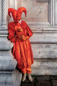 La sfilata dei costumi del Carnevale di Venezia 2026 davanti alla chiesa di San Zaccaria.