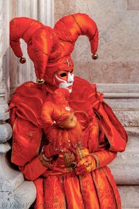 La sfilata dei costumi del Carnevale di Venezia 2026 davanti alla chiesa di San Zaccaria.
